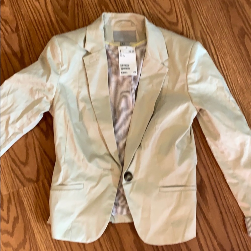 Off white never been worn blazer, size 4